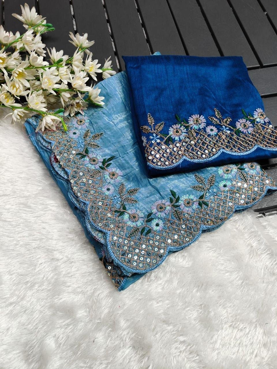 VT-572 KAVIYA-2 Premium Designer Gold Crush Saree - Image 2